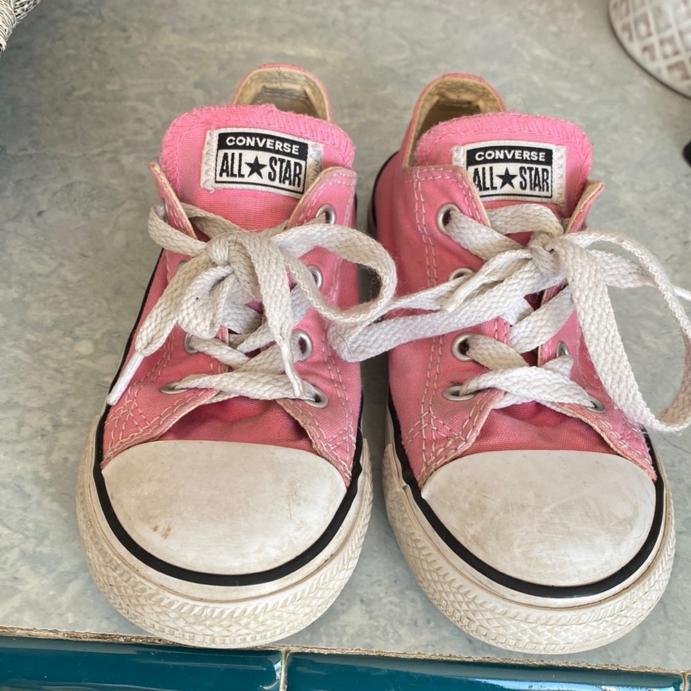Kids size 9 Pink converse all star